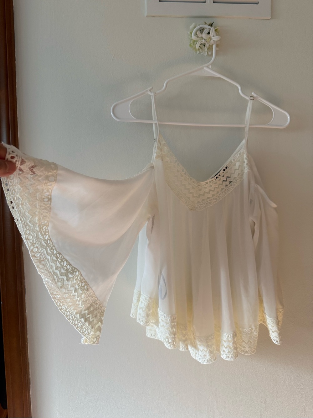 Forever 21 Cream Lace-Trim Cold-Shoulder Camisole